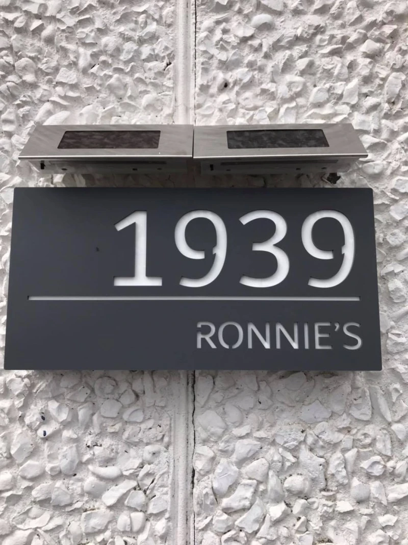 'Ronnie's' photo 4