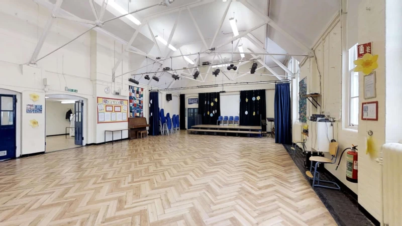Wyvil Primary School Main Hall - Grand photo 2